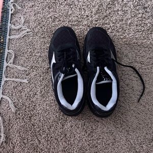 Mizuno Volleyball Shoes (size 8)